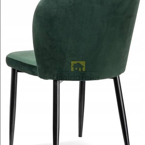 Aksominė sofa su aukso spalvos detalėmis ir milteliniais dažais