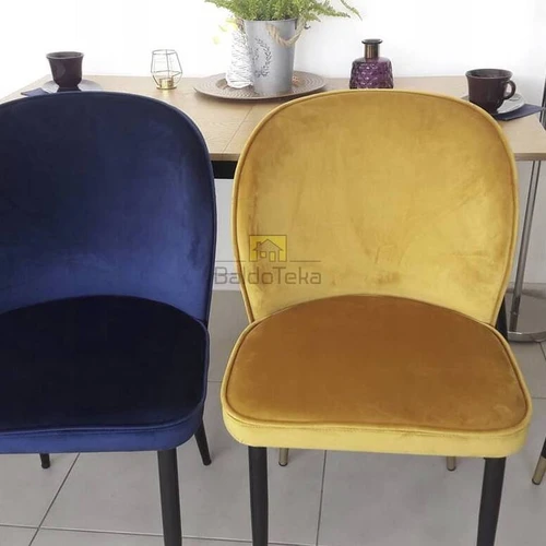 Sofa su aksominiu audiniu ir elegantiškomis kojelėmis