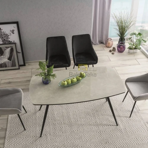 Juodos spalvos fotelis su moderniu dizainu ir aksominiu apmušalu