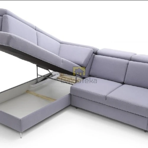 Moderni sofa lova su plastikinėmis kojelėmis