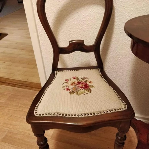 Stiliškas staliukas su kėdėmis – puikus dovanos pasirinkimas