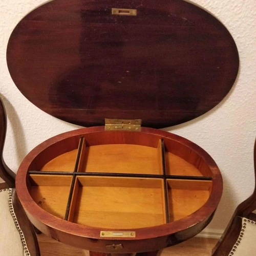 Elegantiškas antikvarinis staliukas su kėdėmis