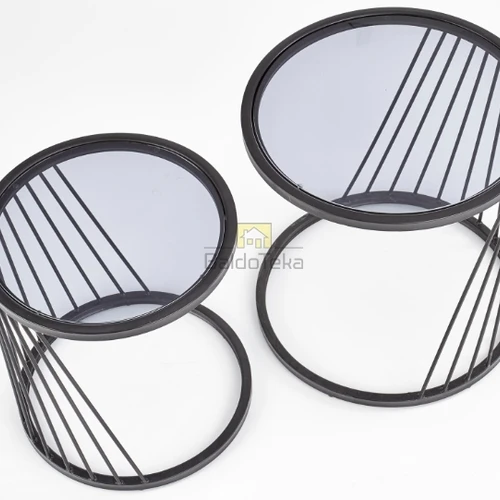 Minimalistinis stiklinis stalas su tonuotu stiklu ir juoda spalva