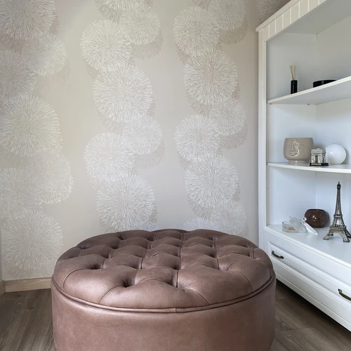 Versatili pufas: kojų kėdutė, staliukas ar interjero detalė