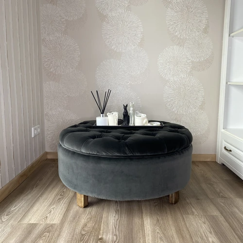 Versatili pufas: puiki kojų kėdutė ar staliukas