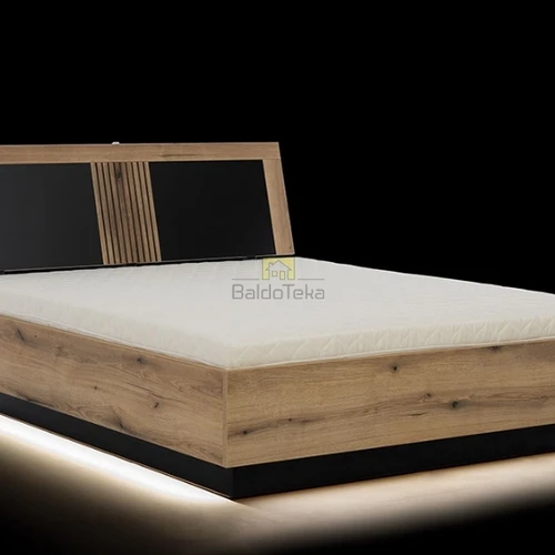 Moderni ąžuolo ir juodos spalvos lova be čiužinio