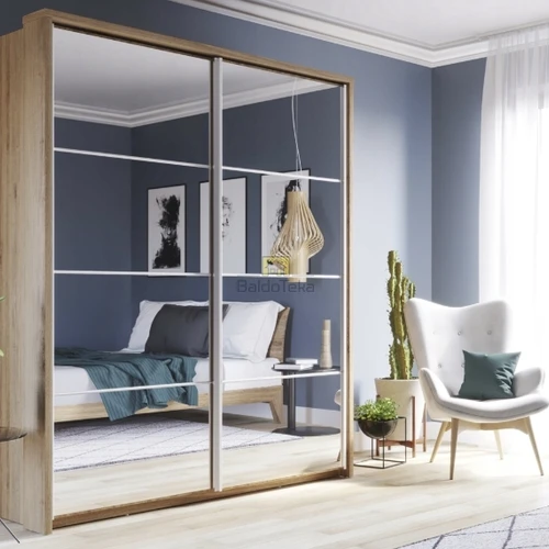 Erdvi spinta su veidrodžiu ir moderniu dizainu