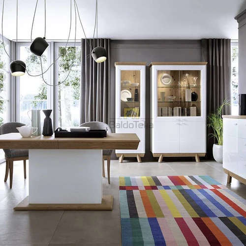 Stilinga spinta su tylaus uždarymo sistema