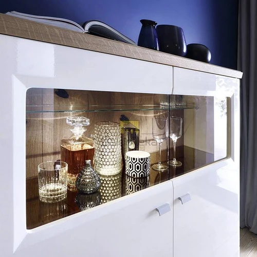 Balta blizgi spinta su ąžuolo dekoru