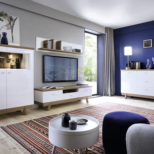 Didelė spinta su blizgiu fasadu ir ąžuolo faneruote