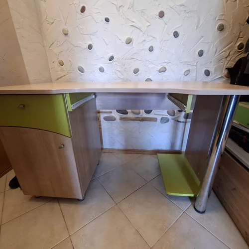 Atiduodu naudotą rašomąjį stalą.