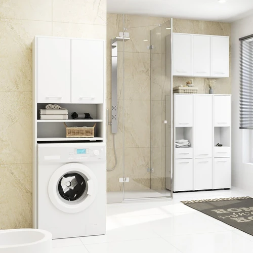 Stilinga spintelė su sidabrinėmis rankenomis ir funkcionalia vidine erdve