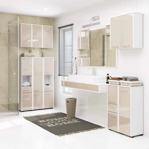 Moderni vonios spinta su sidabrinėmis rankenomis ir atvira erdve