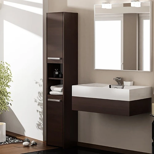 Tvarkinga vonios spintelė su pilkomis rankenėlėmis