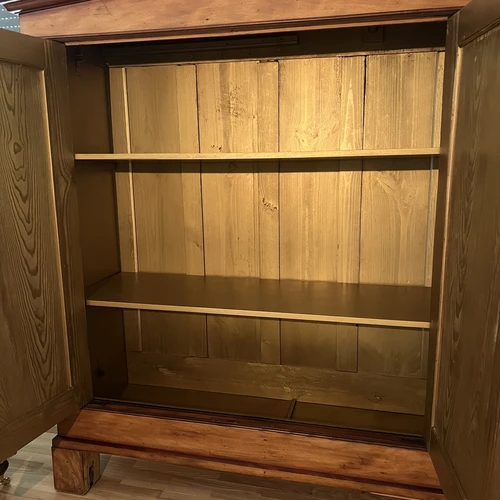 Unikali Biedermeier spinta su išimamomis lentynomis ir durimis