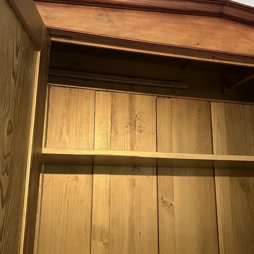 Autentiška spinta su laiko ženklais ir funkcionalumu