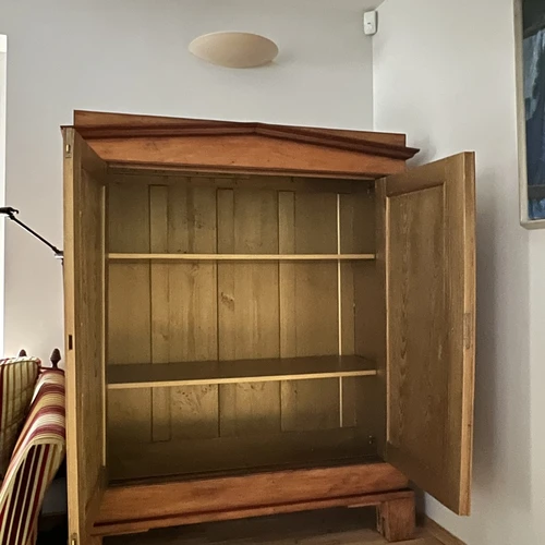 Senovinė 19 amžiaus spinta su modernizuotu interjeru