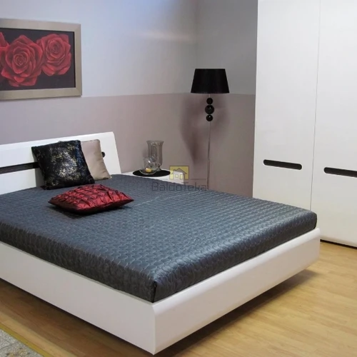 Venge spalvos lova, idealiai tinka miegamajam