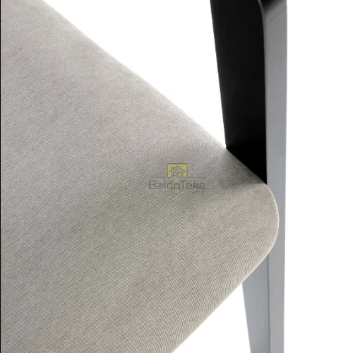 Minkštas ir patogus fotelis su buko medžiu ir moderniu dizainu