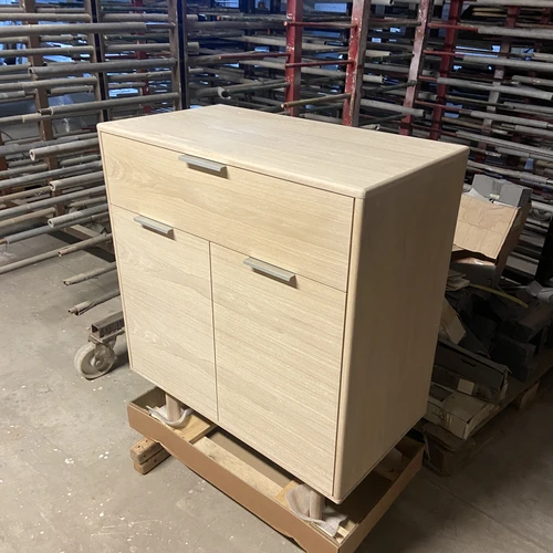 Tvarkinga ąžuolo spintelė su masyvo detalėmis – idealus sprendimas