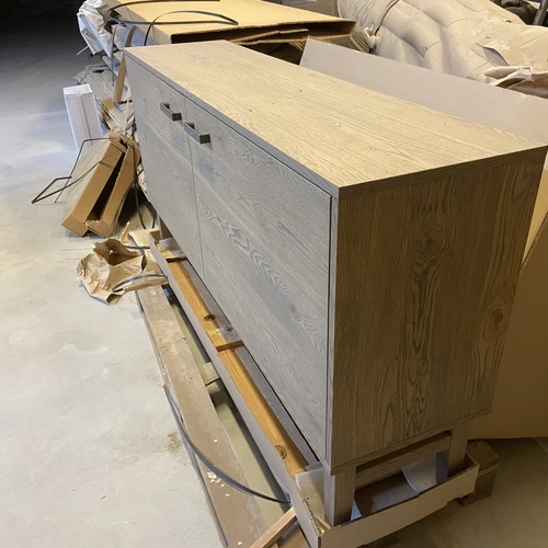 Kokybiška ąžuolo masyvo komoda su šiltomis spalvomis