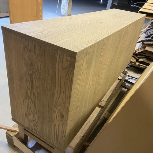 Erdvi ąžuolo faneruotės komoda puikiai tinka bet kuriam interjerui