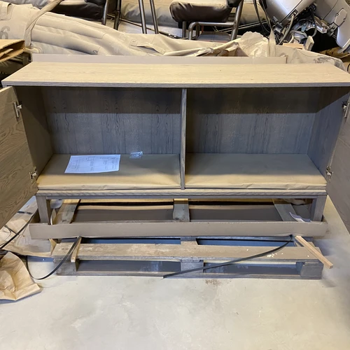 Stilinga ąžuolo komoda su natūralia medžio tekstūra