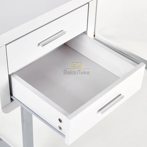 Kompaktiška balta spinta su blizgiu paviršiumi