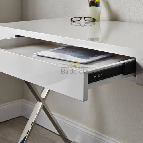 Šiuolaikiška spinta su chromuotu metalo apvadu ir blizgiu MDF korpusu