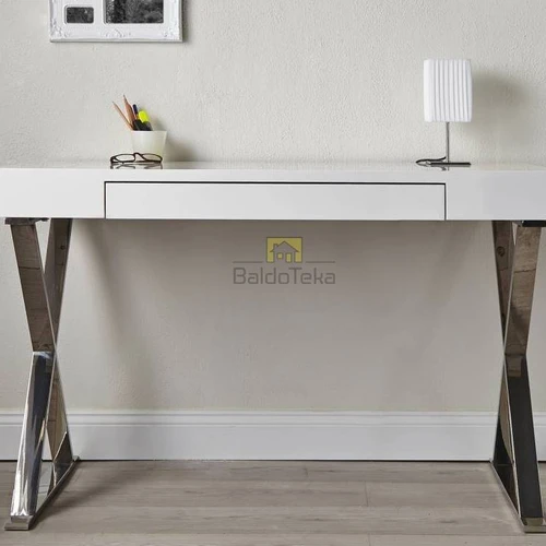 Balta blizgi spinta su tvirtu MDF korpusu ir chromuotais apvadais