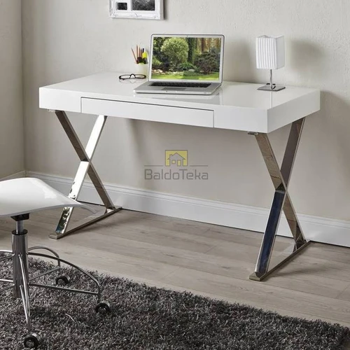 Moderni MDF spinta su blizgiu paviršiumi ir chromuotais detalėmis