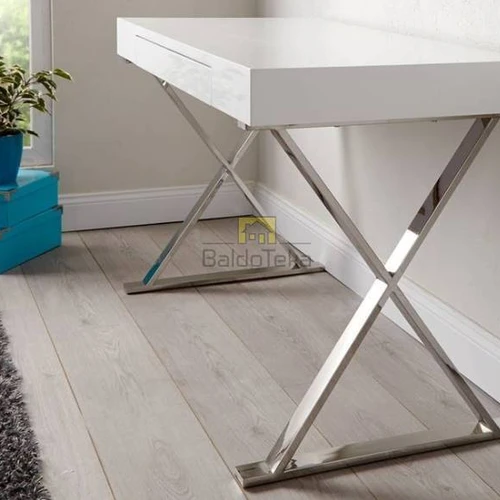 Šiuolaikiška baltos spalvos stalviršis su blizgiu paviršiumi