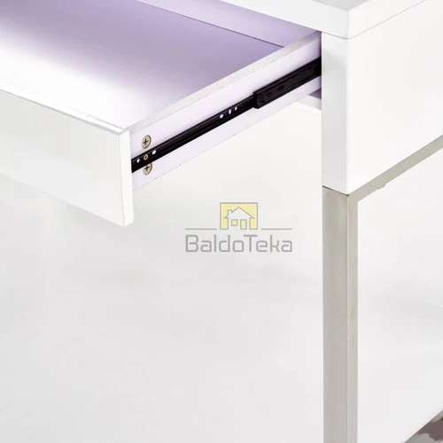 Kompaktiška baltos spalvos spinta su chromuotu rėmu, 120 cm pločio