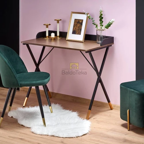 Moderni riešuto ir juodos spalvos spinta su aukso detalėmis