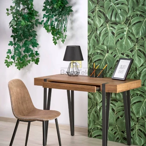 Modernus stalas su dažytu metalu