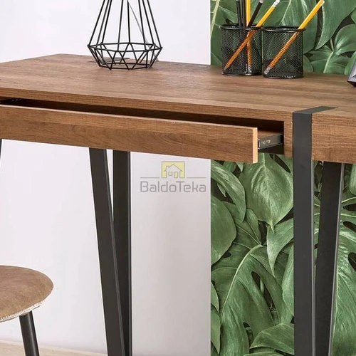 Juodos ir medaus riešuto spalvos stalas