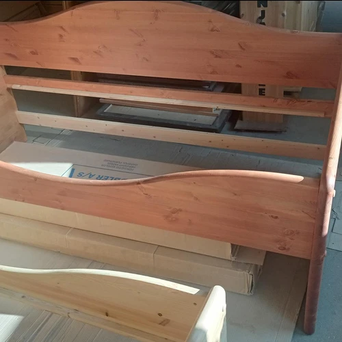 Prabangi masyvo medžio lova su patogiu dizainu