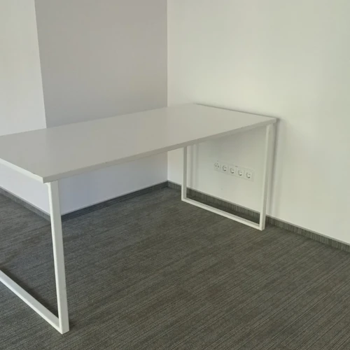 Stalai su tvirtu rėmu ir storu stalviršiu