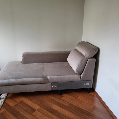 Miegamoji sofa su kietoka sėdyne ir keičiamu ratuku