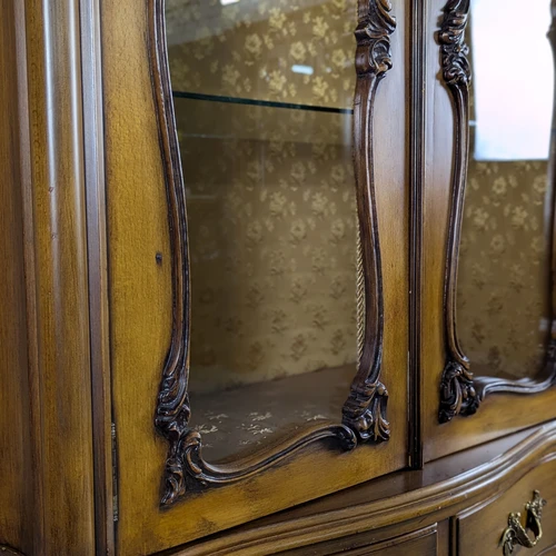 Indauja su trimis stalčiais ir stiklinėmis durelėmis