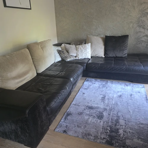 Kokybiškas naudotas fotelis, išlaikęs formą, patogus poilsiui