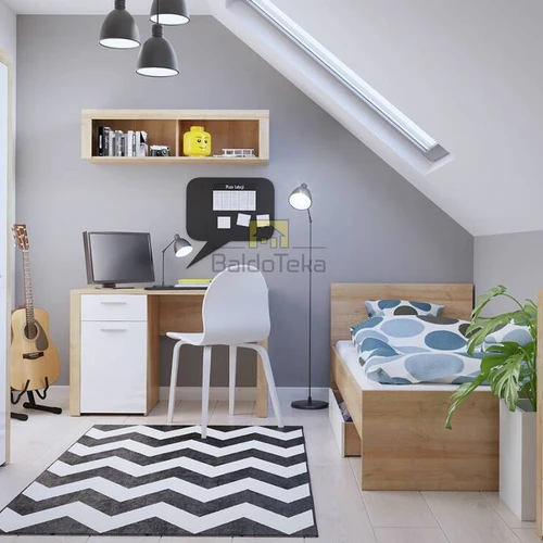 Praktiška spinta su plastikinėmis rankenėlėmis