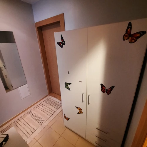 Balta dviejų durų spinta su nuimamais lipdukais