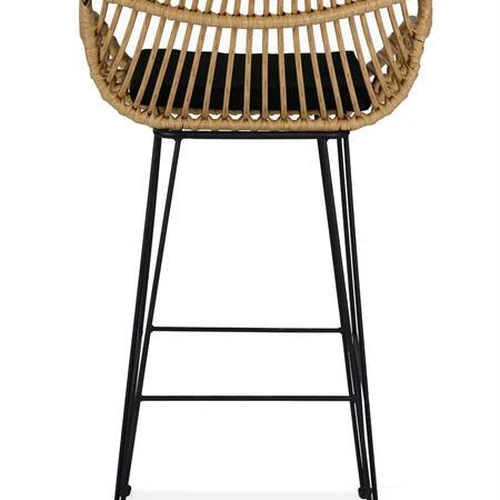 Kėdės su rotangu ir plienu – puikus derinys