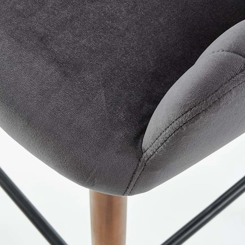 Stilinga tamsiai pilka sofa su riešutų atspalviu