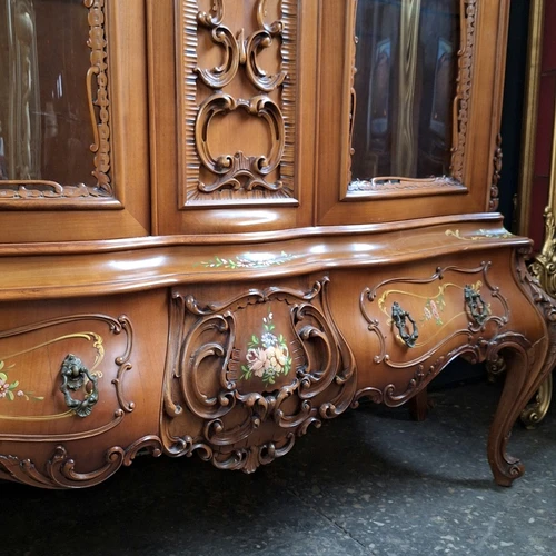 Puikios būklės riėšutmedžio spinta su raižiniais