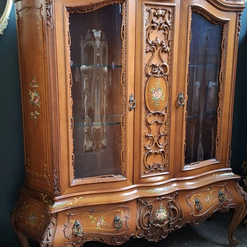 Rankų darbo raižiniais puošta spinta, 176 cm ilgio