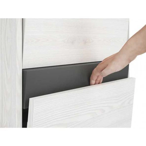 Praktiška spinta su visišku stalčių ištraukimu