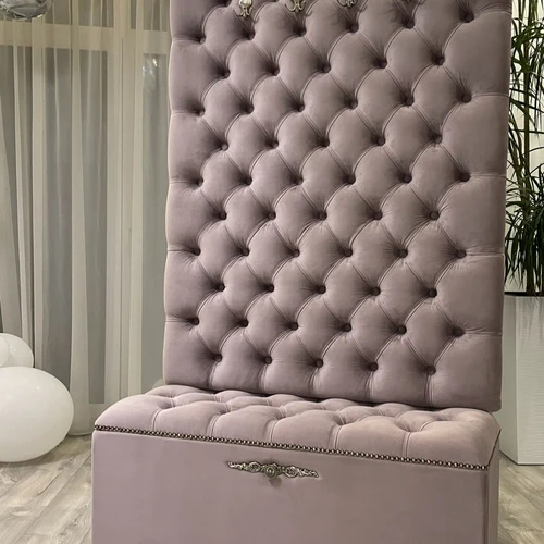 Rankų darbo prieškambario baldai su aukso, sidabro ar vario detalėmis