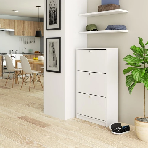 Tvarkinga komoda su erdviomis lentynomis